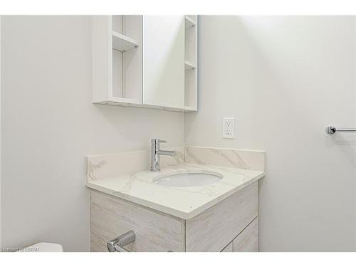 1413-60 Frederick Street, Kitchener, ON - Indoor Photo Showing Bathroom