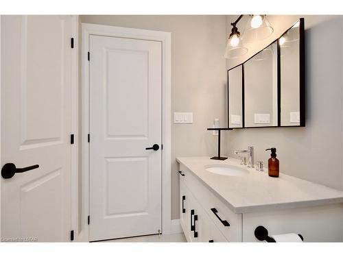 946 Cook Drive Drive, Midland, ON - Indoor Photo Showing Bathroom