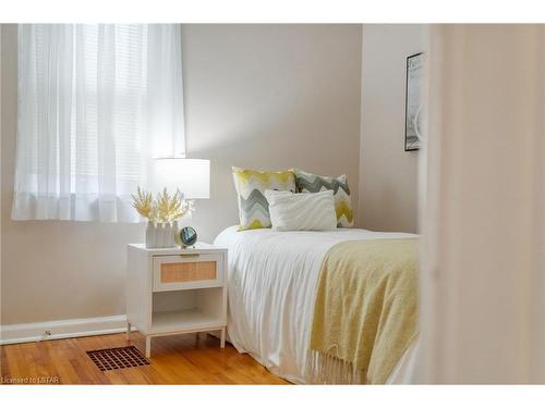 186 Forest Hill Avenue, London, ON - Indoor Photo Showing Bedroom