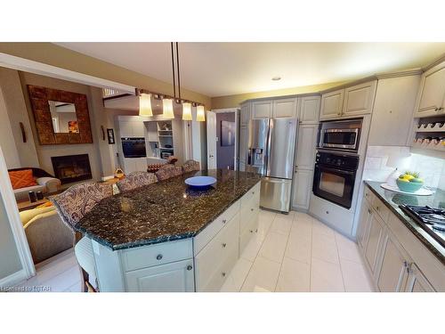 107 Carriage Hill Drive, London, ON - Indoor Photo Showing Kitchen