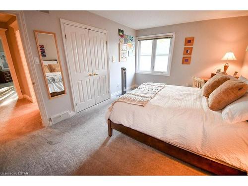 107 Carriage Hill Drive, London, ON - Indoor Photo Showing Bedroom