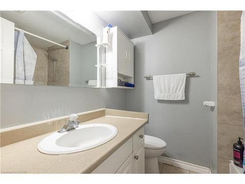 27 Ardsley Road, London, ON - Indoor Photo Showing Bathroom