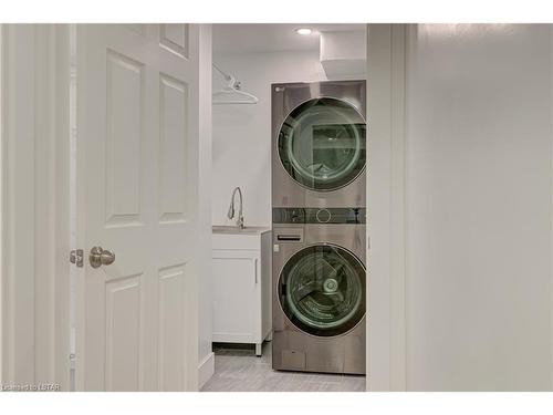 963 Silverfox Crescent, London, ON - Indoor Photo Showing Laundry Room