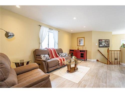 1860 Marconi Boulevard, London, ON - Indoor Photo Showing Living Room