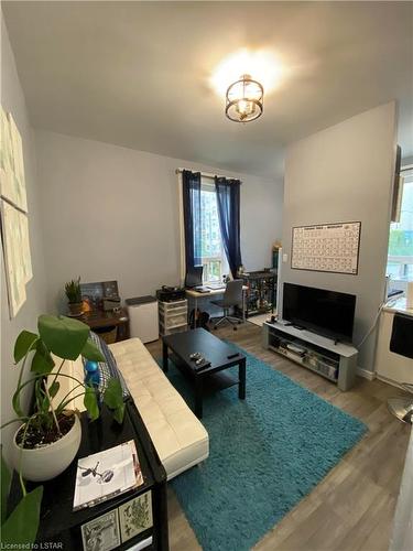 106 Kent Street, London, ON - Indoor Photo Showing Living Room