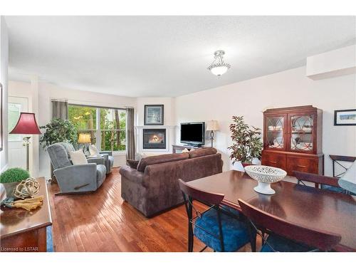215 Commissioners Road, London, ON - Indoor Photo Showing Living Room
