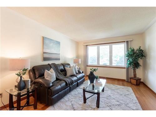 79 Roundhill Court, London, ON - Indoor Photo Showing Living Room