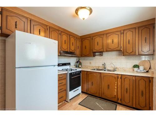79 Roundhill Court, London, ON - Indoor Photo Showing Kitchen With Double Sink