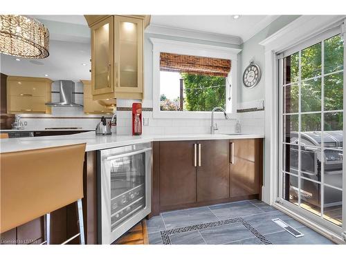 7010 Diane Crescent, London, ON - Indoor Photo Showing Kitchen