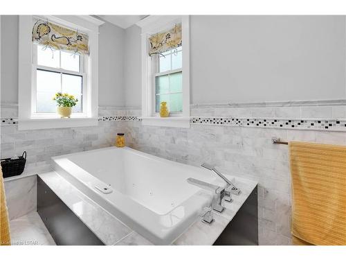 7010 Diane Crescent, London, ON - Indoor Photo Showing Bathroom