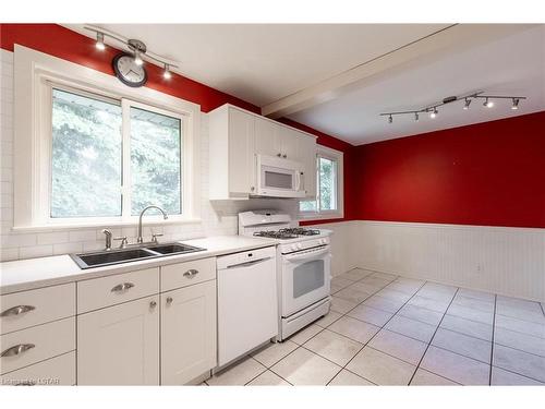 39 Key Hill Road, London, ON - Indoor Photo Showing Kitchen With Double Sink
