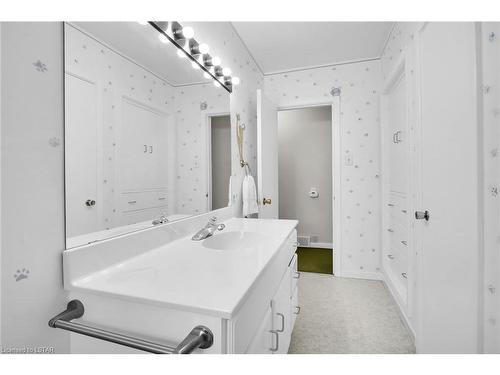 86 Rollingwood Circle, London, ON - Indoor Photo Showing Bathroom