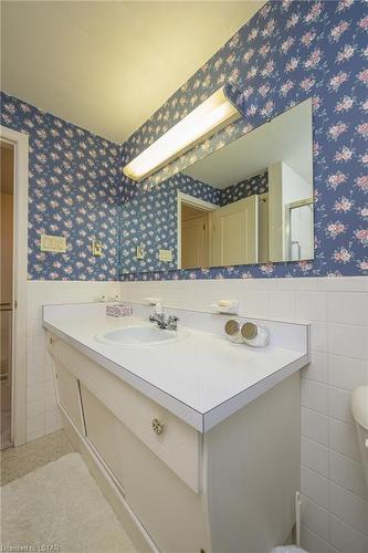 83 Friars Way, London, ON - Indoor Photo Showing Bathroom