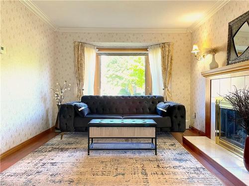 176 Golfview Road, London, ON - Indoor Photo Showing Living Room With Fireplace