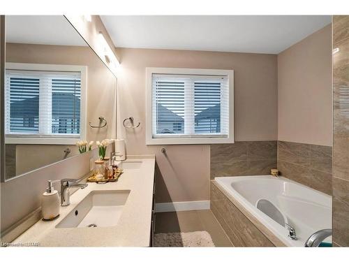 1552 Sandridge Avenue, London, ON - Indoor Photo Showing Bathroom