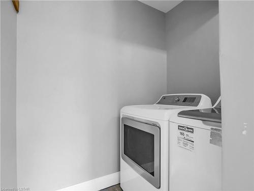 466 Village Green Avenue, London, ON - Indoor Photo Showing Laundry Room