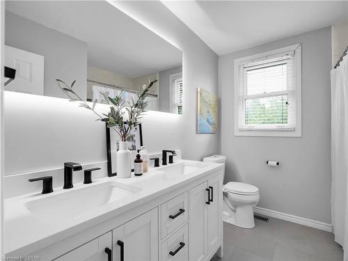 466 Village Green Avenue, London, ON - Indoor Photo Showing Bathroom