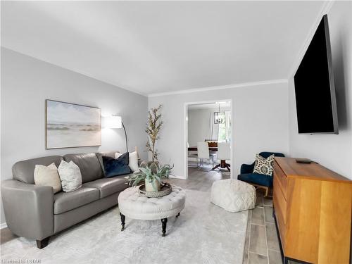 466 Village Green Avenue, London, ON - Indoor Photo Showing Living Room