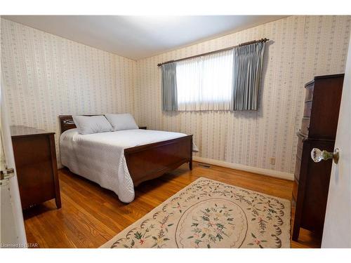 199 Southcrest Dr Drive, London, ON - Indoor Photo Showing Bedroom