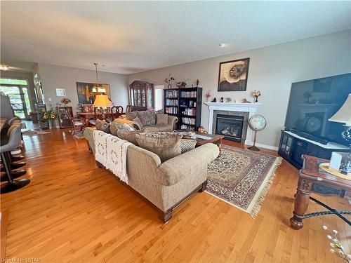 15-101 Southgate Parkway, St. Thomas, ON - Indoor Photo Showing Living Room With Fireplace