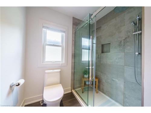 66 Logan Avenue, London, ON - Indoor Photo Showing Bathroom