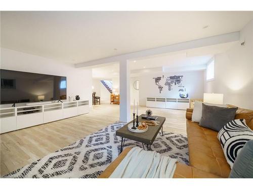 66 Logan Avenue, London, ON - Indoor Photo Showing Living Room