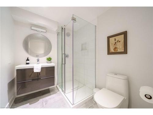 66 Logan Avenue, London, ON - Indoor Photo Showing Bathroom