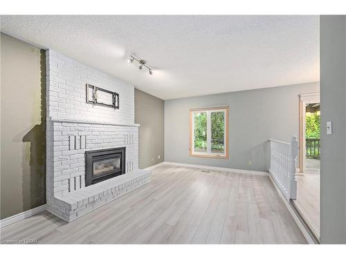 299 Walmer Grove, London, ON - Indoor Photo Showing Living Room With Fireplace
