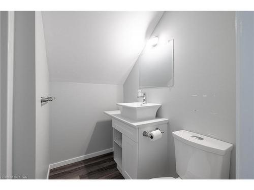 350 Mcnay Street, London, ON - Indoor Photo Showing Bathroom