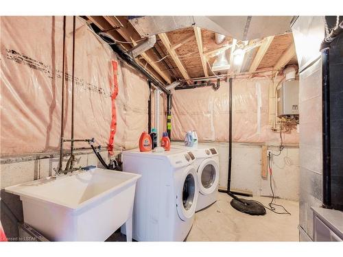 880 Blacksmith Street, London, ON - Indoor Photo Showing Laundry Room