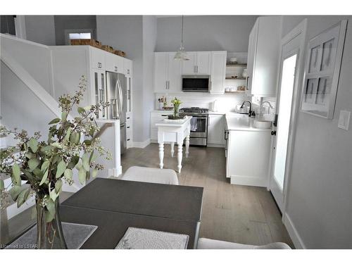 44 Elizabeth Crescent, Belleville, ON - Indoor Photo Showing Kitchen With Upgraded Kitchen