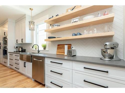 35 Honey Bend, St. Thomas, ON - Indoor Photo Showing Kitchen With Upgraded Kitchen