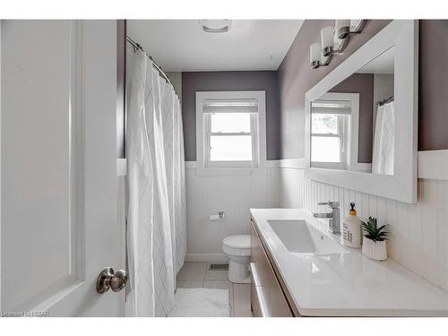 216 Irving Place, London, ON - Indoor Photo Showing Bathroom