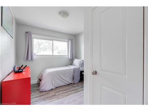 216 Irving Place, London, ON - Indoor Photo Showing Bedroom