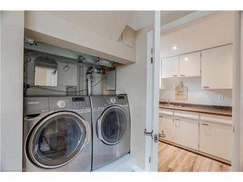 216 Irving Place, London, ON - Indoor Photo Showing Laundry Room