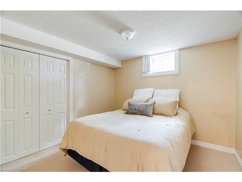 216 Irving Place, London, ON - Indoor Photo Showing Bedroom