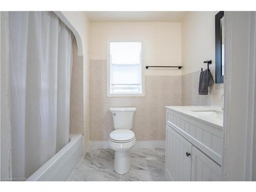 209 Murray St Street, Wallaceburg, ON - Indoor Photo Showing Bathroom