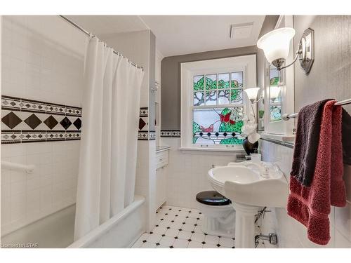 262 Regent Street, London, ON - Indoor Photo Showing Bathroom
