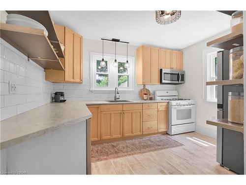 21 Thomas Janes Drive, London, ON - Indoor Photo Showing Kitchen