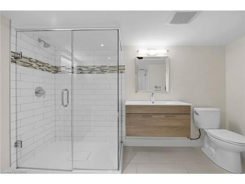 21 Thomas Janes Drive, London, ON - Indoor Photo Showing Bathroom