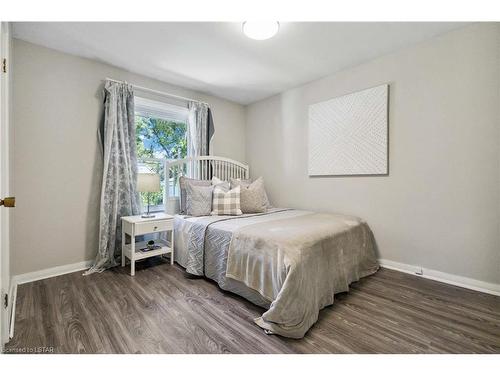 760 Fleet Street, London, ON - Indoor Photo Showing Bedroom