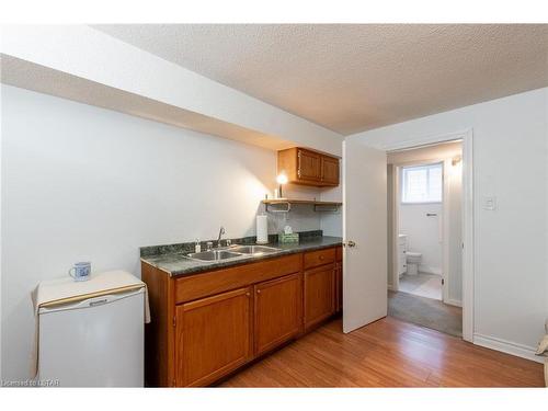 212 Pochard Lane, London, ON - Indoor Photo Showing Kitchen With Double Sink