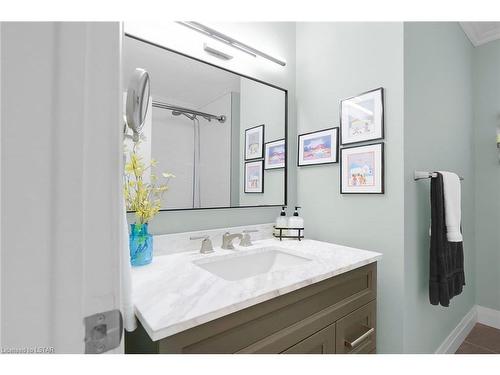 141 Dearborn Avenue, London, ON - Indoor Photo Showing Bathroom
