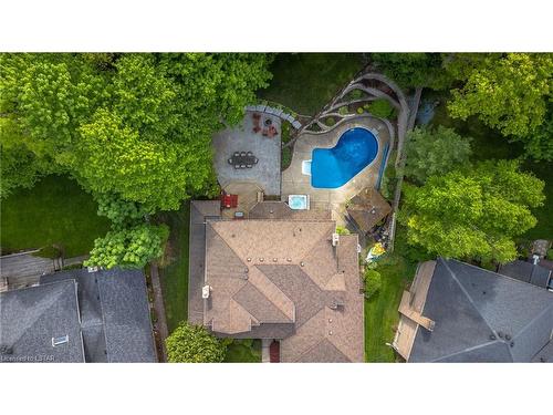 58 Chestnut Court, London, ON - Outdoor With In Ground Pool