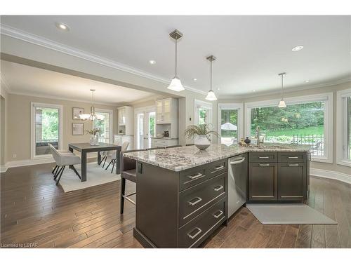 58 Chestnut Court, London, ON - Indoor Photo Showing Kitchen With Upgraded Kitchen