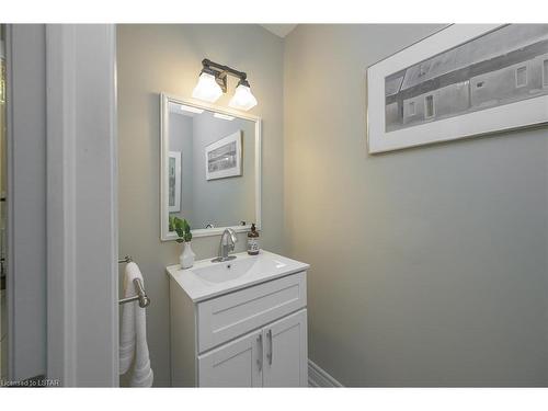 58 Chestnut Court, London, ON - Indoor Photo Showing Bathroom