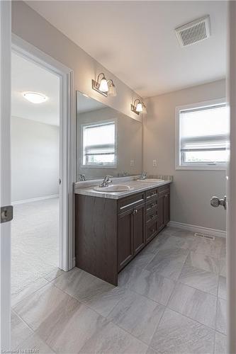 1733 O'Hanlan Cross, London, ON - Indoor Photo Showing Bathroom