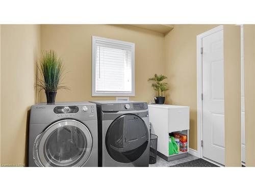 860 Talisman Crescent, London, ON - Indoor Photo Showing Laundry Room