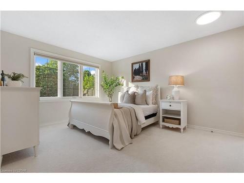 42 Chestnut Hill, London, ON - Indoor Photo Showing Bedroom