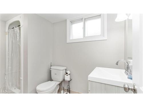 78 Tweedsmuir Avenue, London, ON - Indoor Photo Showing Bathroom